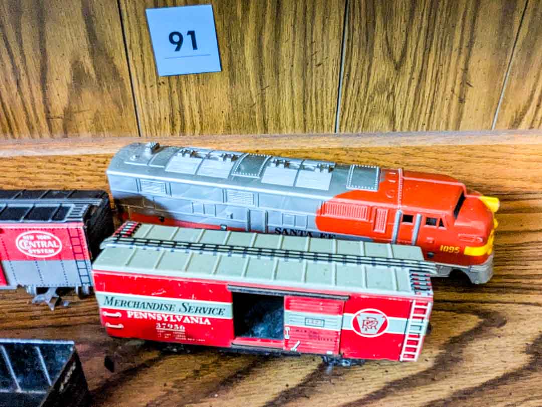 91. (4) Train Cars + Metal Car Bank - Image 5
