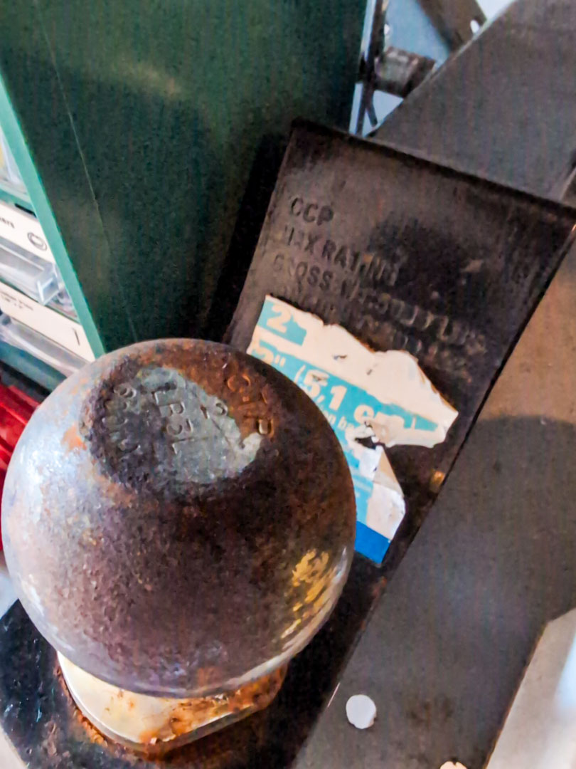 9. Metal Shelf & Contents - Image 3