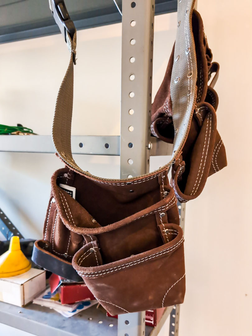 9. Metal Shelf & Contents - Image 7